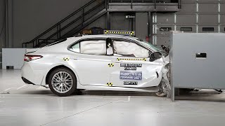 2018 Toyota Camry passengerside small overlap IIHS crash test