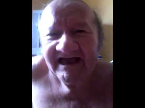 Ukrainian Velho comendo velho from