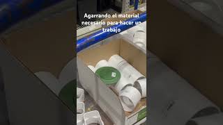 Agarrando el material necesario para hacer un trabajo