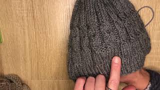 Cappellino ai ferri, con trecce, lavorato in tondo - YouTube