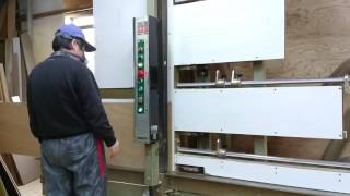 化粧板の特注家具製作　パネルカット加工風景　オーダー家具製作　愛媛県松山市