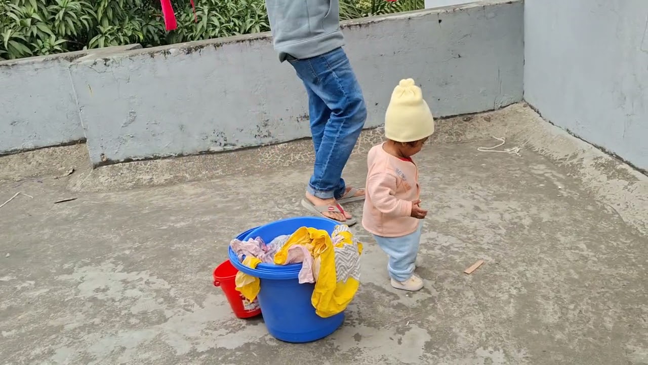 কারুকা বাবাকে হেল্প করছে