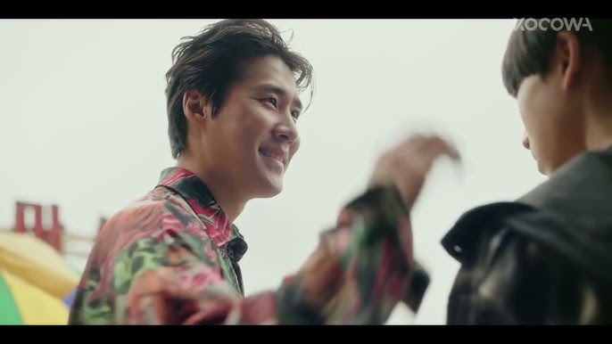 Biz jinniymiz va jamoat joylarida bolamiz Uyda siyayotgan qizning surati