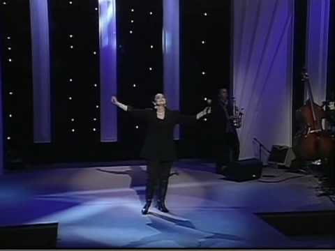 Crystal Gayle (Loretta & Peggy Sue in attendance) - Cry