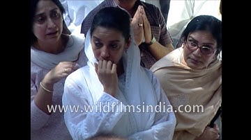 Dev Anand accompanies family to bid adieu to Vijay Anand