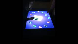 Niños probando SMART Table