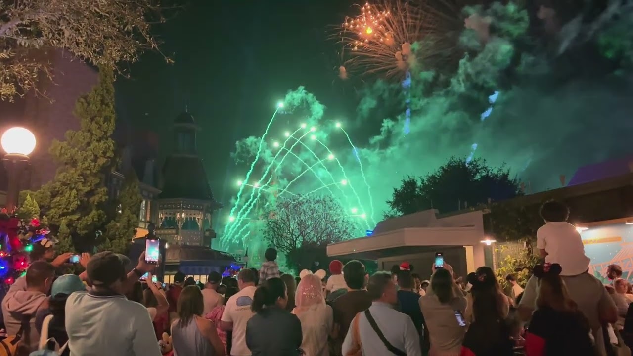 Minnie’s Wonderful Christmastime Fireworks 2025