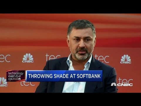 Videó: A SoftBank vezérigazgatója, Nikesh Arora lépkedik le a Masayoshi Son felé