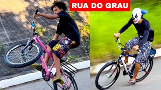 Fui com a bike rosa pra rua do grau