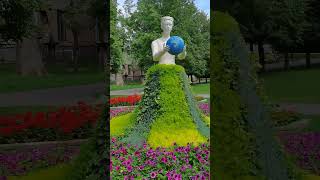 В Гродненском парке Жилибера установили цветочную скульптуру «Мать-Земля».