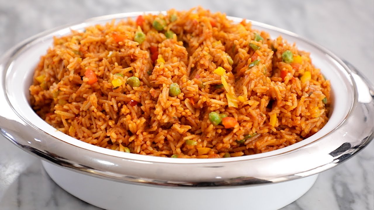 HOW TO MAKE JOLLOF RICE WITH A YUMMY TWIST! - ZEELICIOUS FOODS