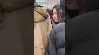 Якутск. Женщины, пытаются отбить и отбивают (!!!) задержанных.