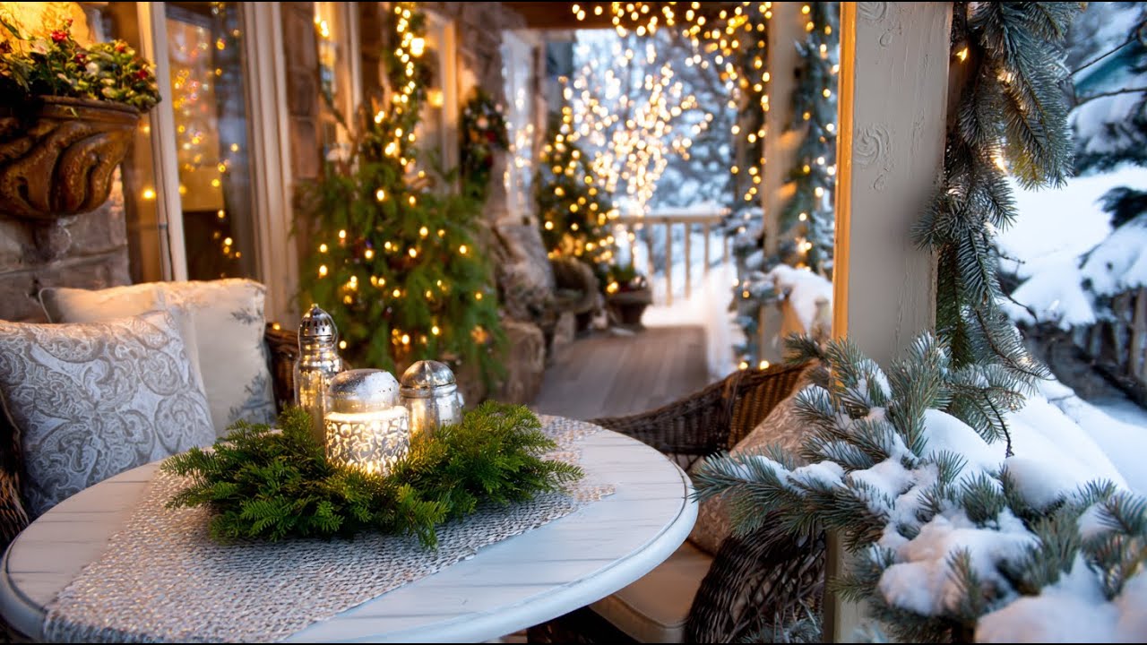 Превратите свой внутренний дворик в зимнюю страну чудес с мягким освещением, соснами и снежным де...