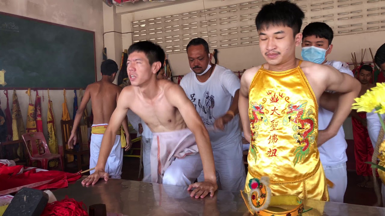 ศาลเจ้าพ่อหมื่นราม ออกโปรดสาธุชนรอบตลาดเทศบาลเมืองกันตัง ปี2563  里董 江東  廟聖師法三