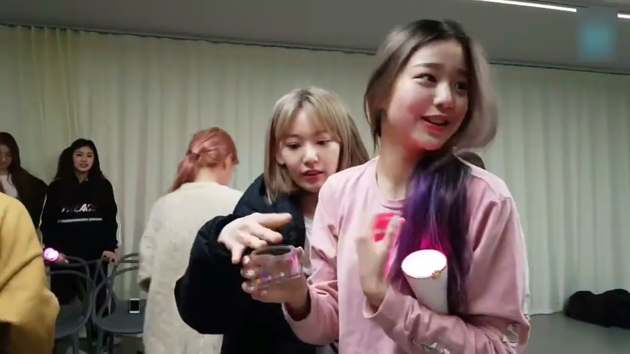 [ENG SUB] (IZ*ONE VLIVE) 2019.03.28 - [속보] 아이즈원 응원봉 단독 공개🧙🏼‍♀️
