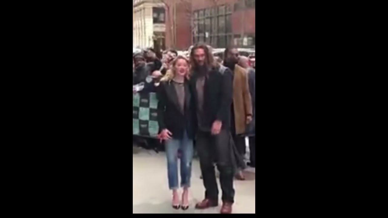 Jason momoa pushes amber heard away