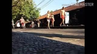 Bule di BALI TELANJANG menuju pantai