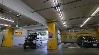 Desde la salida del estacionamiento subterráneo de la tienda Don Quijote Mejirodai