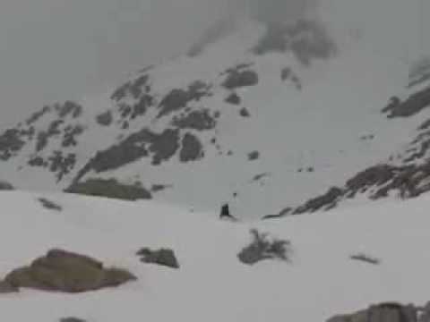 Snowboarder Gets Lifted 100ft into the Air by a Kite