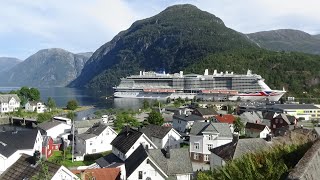 A Slow Sail Past p&amp;o&#39;s Iona Into Hellesylt Norway