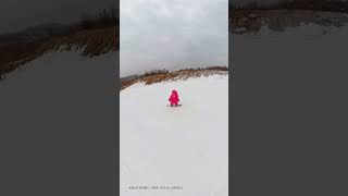 Gu Yong Gu Yong’s little rabbit is so cute while snowboarding. How cool is it for a cute baby to