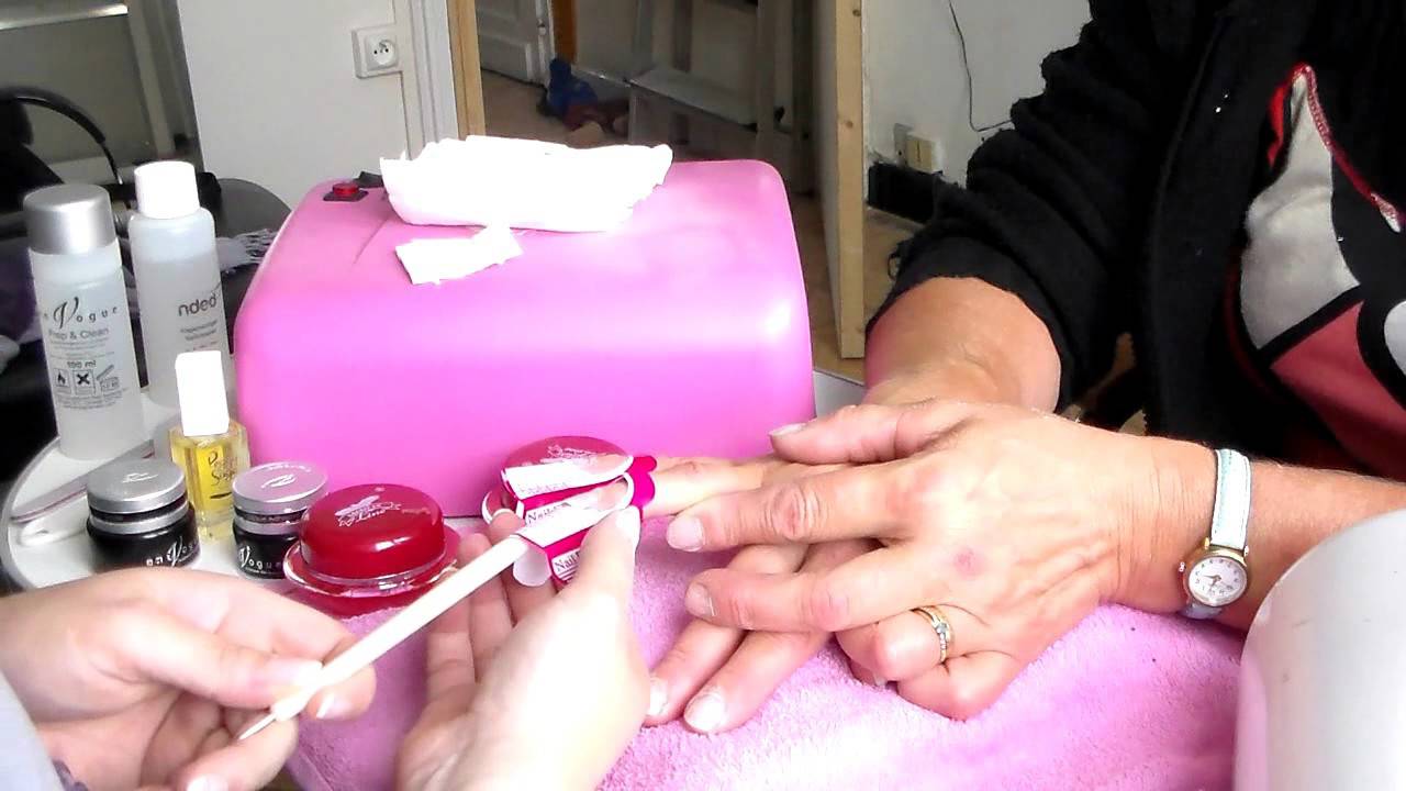 Pose De Faux Ongles En Gel Uv Avec Chablons Avec En Vogue Et American Line