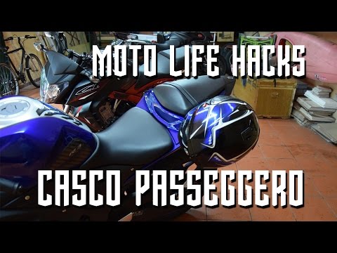 Video: Come si attacca un casco da moto?