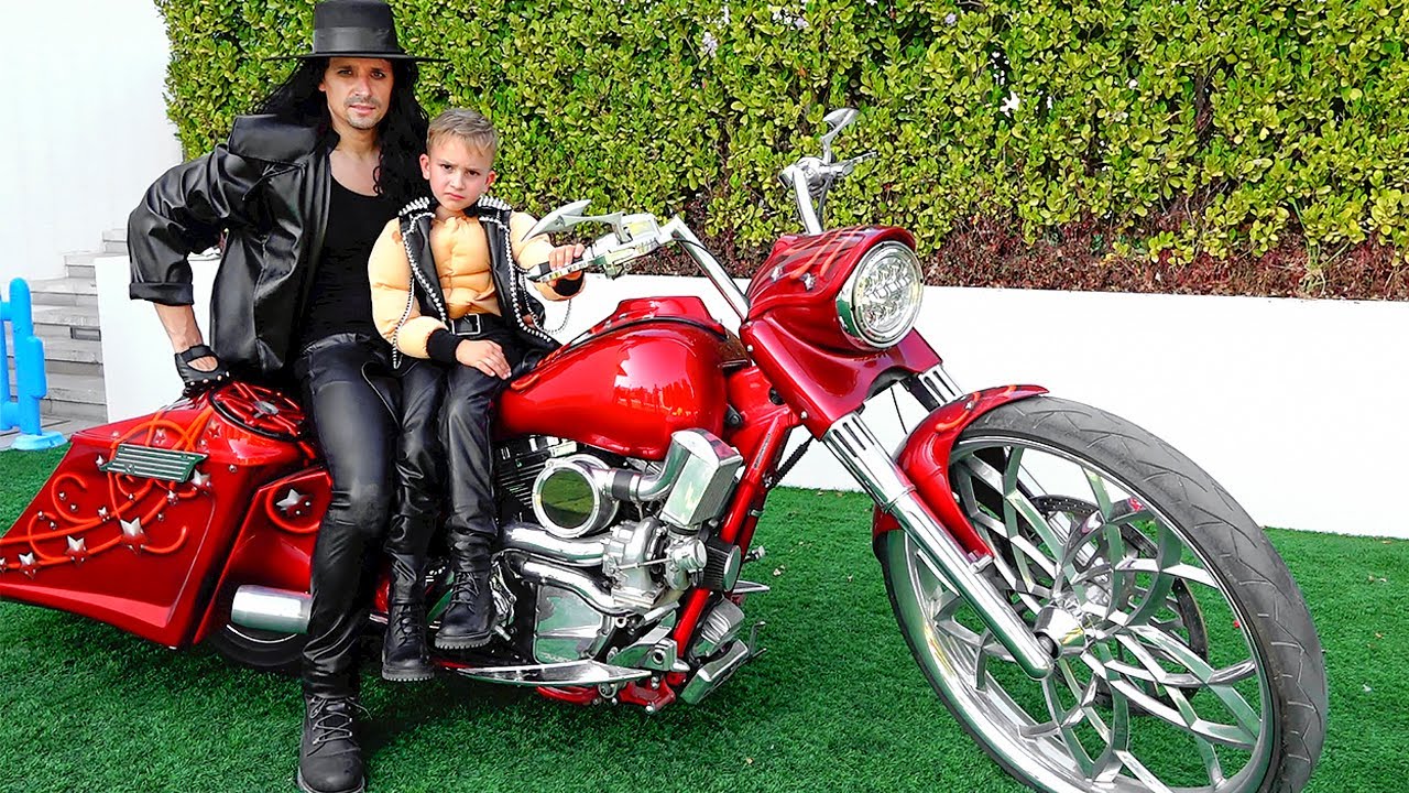 ولاد اپنے والد کی طرح ایک ٹھنڈی موٹر سائیکل چاہتا ہے۔