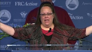 Kim Davis receives award at Values Voter Summit