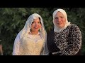 بنت عشان غلبانه وملهاش حد خلعها الفستان يوم فرحها واداه لصحبتها قدام الناس 