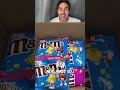 POR QUE OS M&M’S TEM A LETRA M EM CADA UM DELES??? 😱