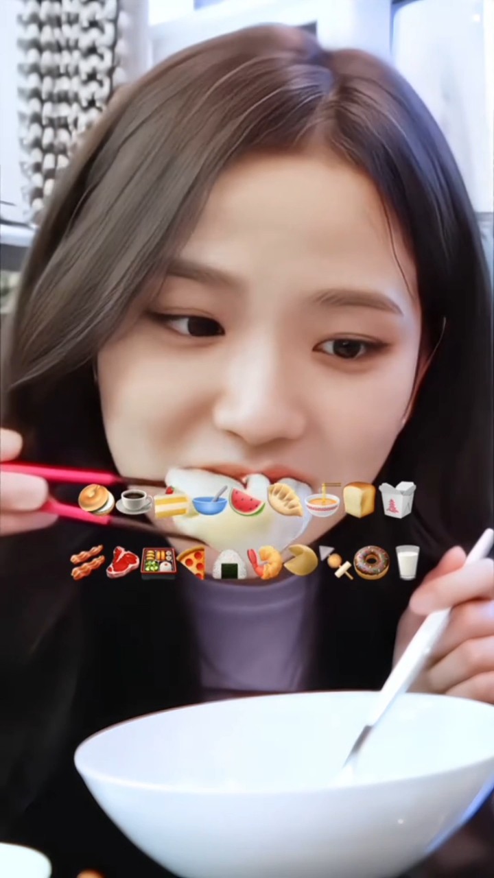 JISOO Cute Mukbang ?? #jisoo #jennie #lisa #rosé #blackpink #shorts