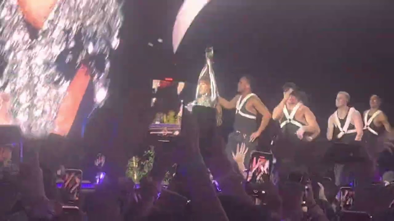 BLACKPINK- LISA MONEY - COACHELLA 2023 WEEK 1 FANCAM 4/15/2023