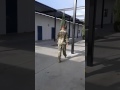 Hermano soldado sorprende a su hermana en la escuela