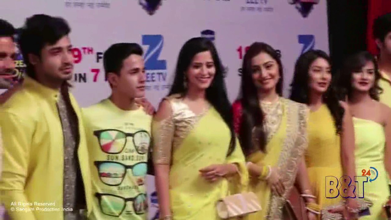 Tv Serial Sanyukt's Family Comes Together at The Red Carpet of Zee Rishtey Awards 2017