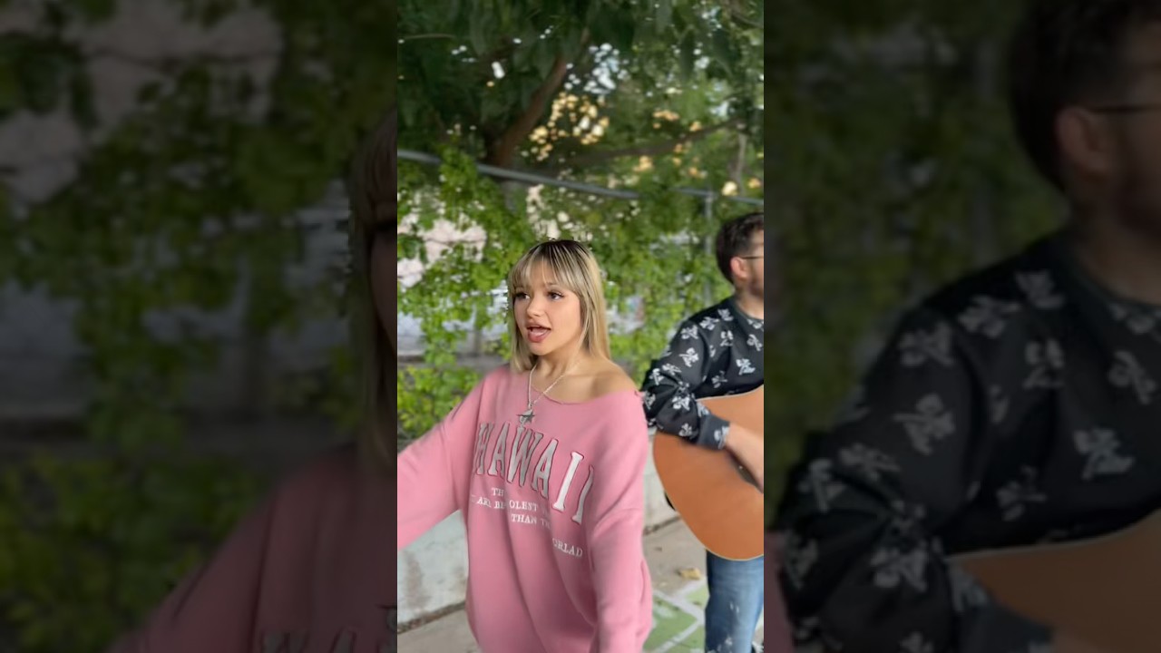 Siempre vestido de negro, barba larga 🧔‍♂️