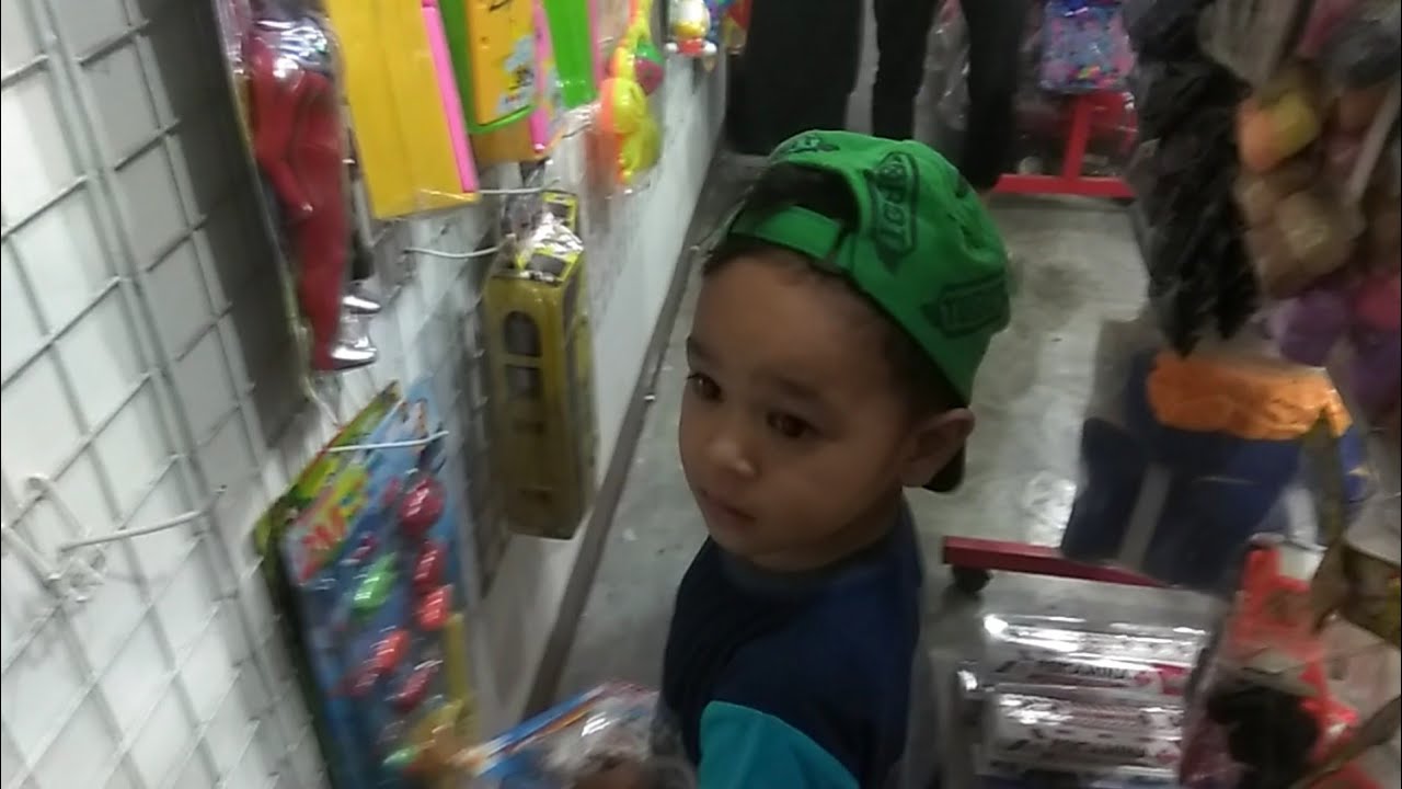 Beli mainan di toko mainan anak - YouTube