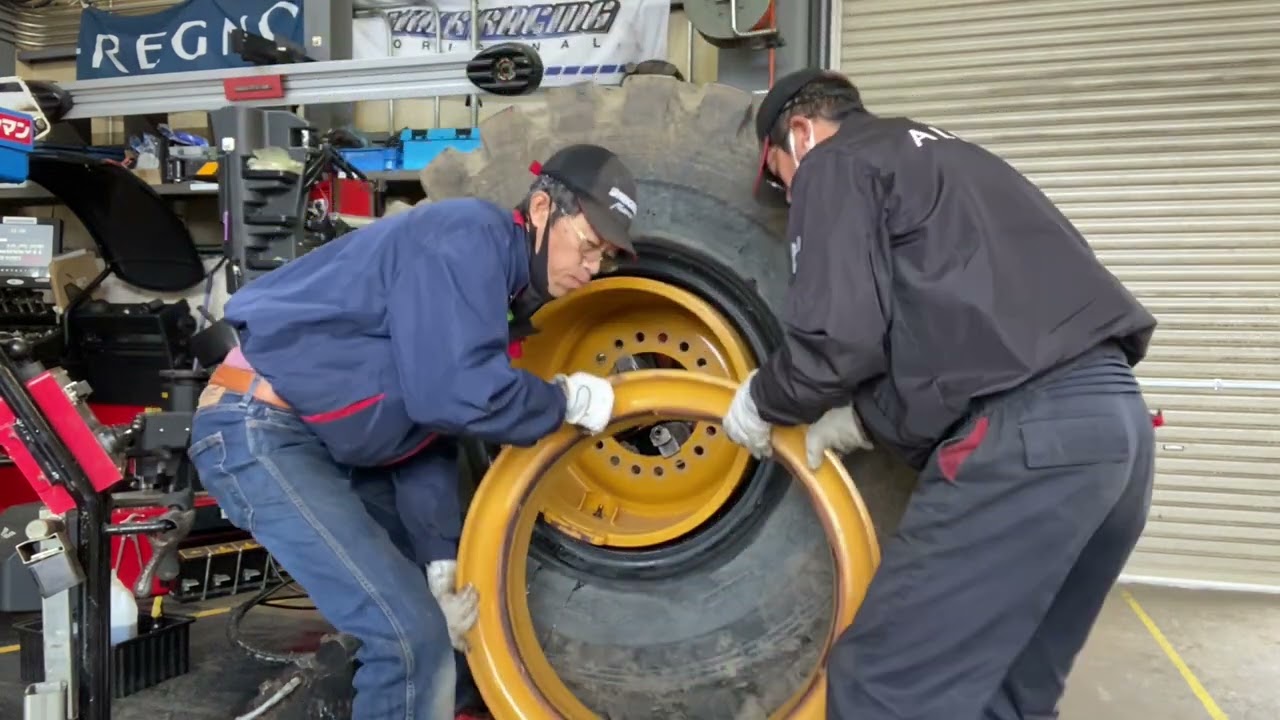ホイールローダ　スノータイヤ交換　サイズは23.5-25 KCM80