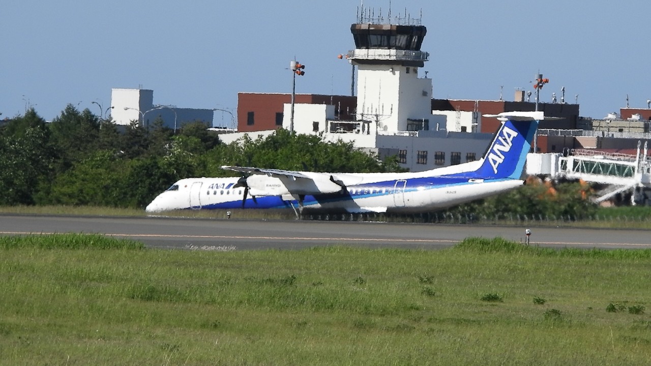 全日空ANA Bombardier DHC-8-402Q Dash 8 JA842A 青森空港着陸 - YouTube