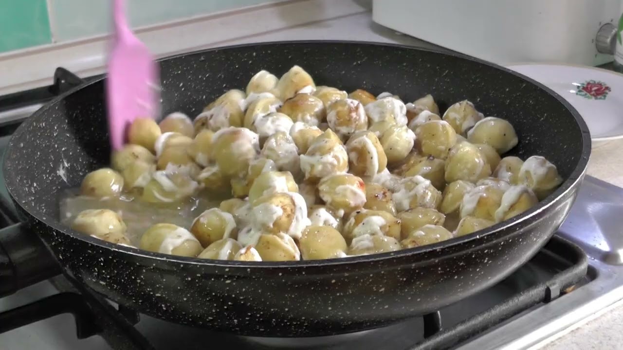 Потрясающий рецепт хрустящих жареных пельменей с сливочным соусом.