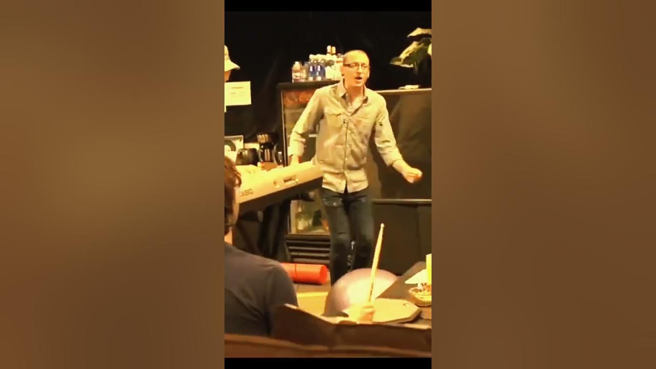 Chester singing "Numb" in funny way 😄😍 Linkin Park cute video ❤️