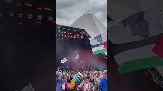 the crowd of people enjoying SEVENTEEN "SOS" at Glastonbury Festival 😭❤ #SEVENTEEN #GLASTONBURY2024