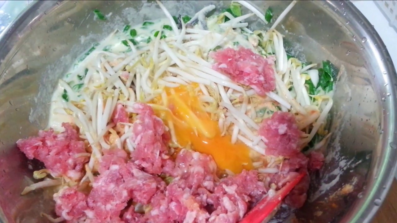 Bindaetteok Korean Bean Sprout Pancakes (พิซซ่าเกาหลี) by Madame Milk
