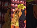 sensual baile de shakira en pleno concierto