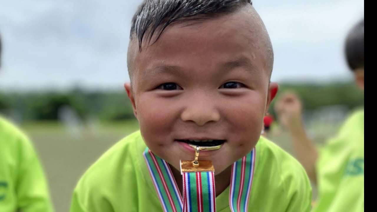 天才サッカー少年風プレイ動画 U7 小学1年生 髪型で あいつそこそこやるんじゃねえか と思わせる男 Youtube