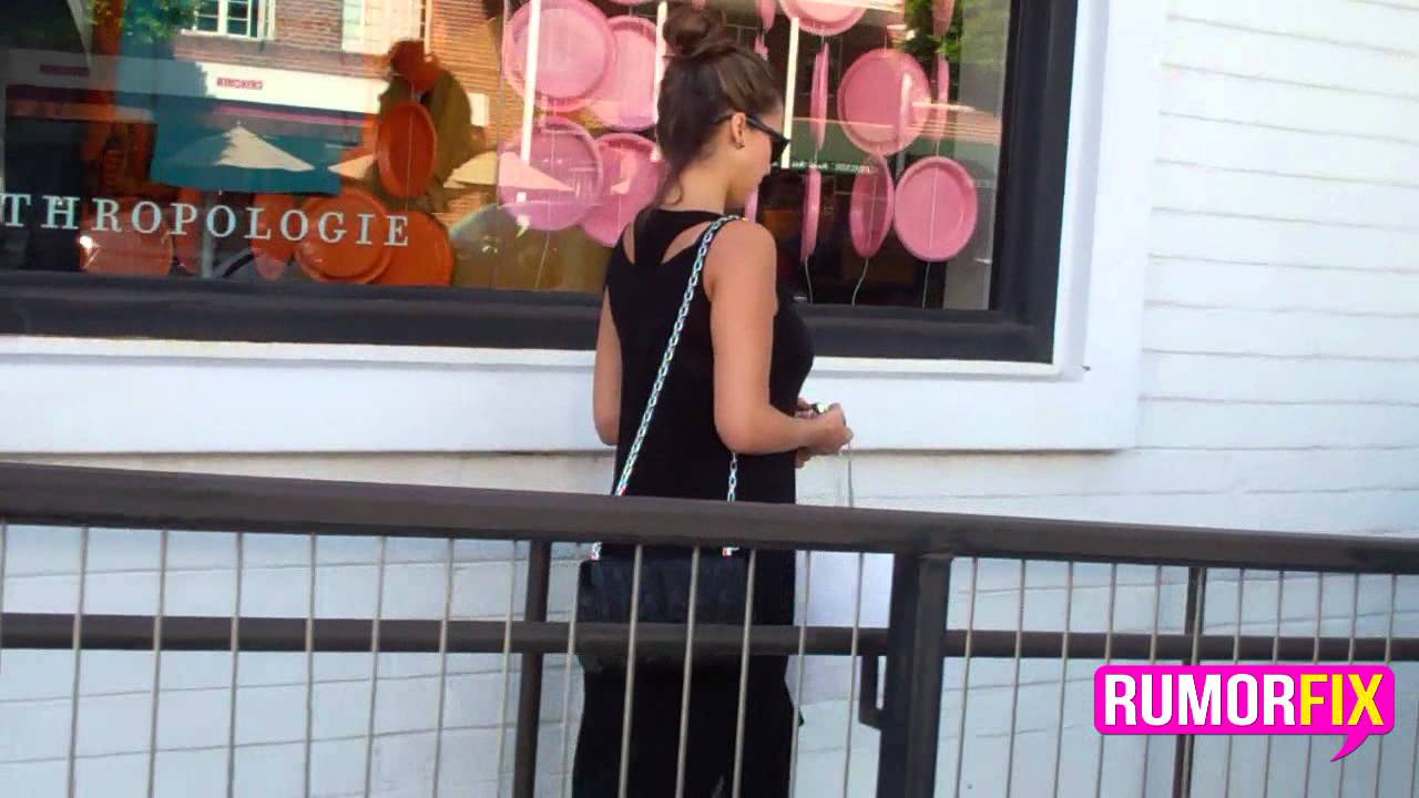 Jessica Alba Shopping In Beverly Hills With Mom
