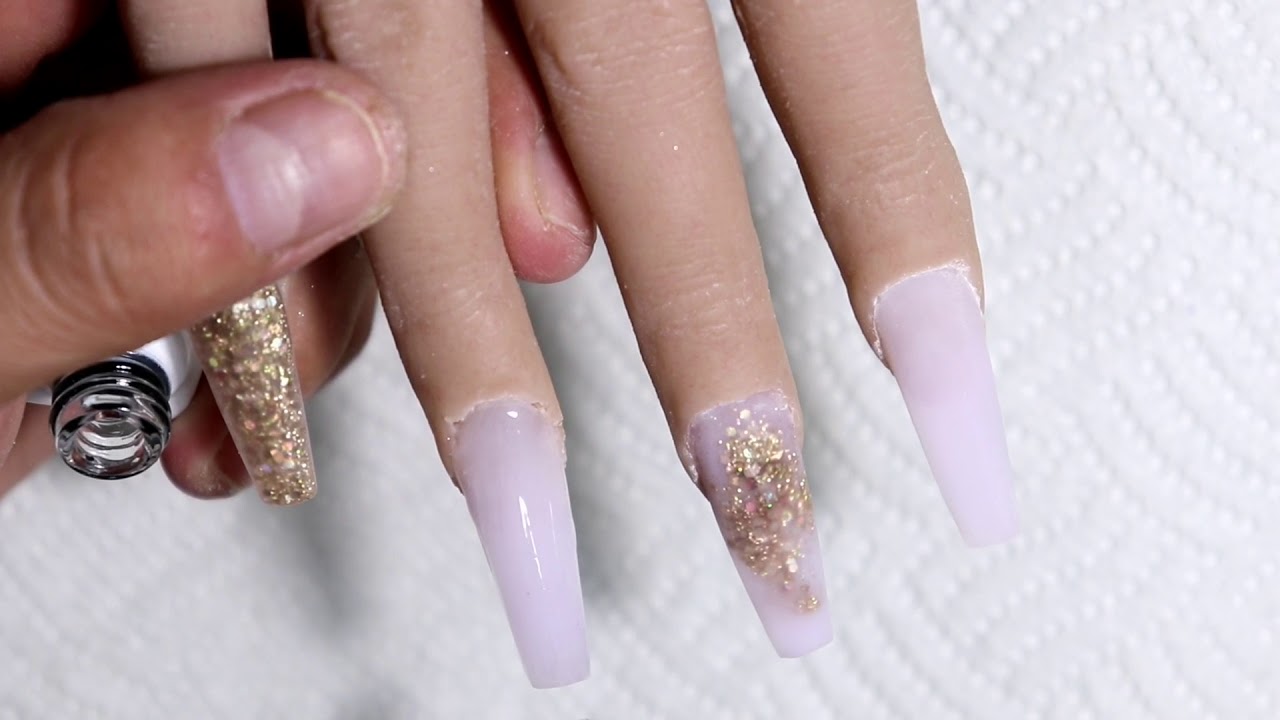 uñas blanco opal con foil floriado y cristales uñas blancas