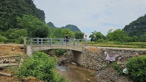 Ông bà cụ 90 tuổi sinh tồn làm nhà đầu cầu Khuổi Bốc. Nguyễn Tất Thắng