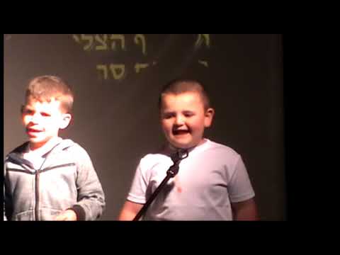מושב אלמגור-עצמאות 2019 - ילדי גן מנגו שרים את המנון המחנות של אלמגור - חיברה דברת הררי