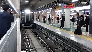 阪神電鉄大阪梅田駅で5700系5705F(SMBC日本シリーズ2023副標)普通高速神戸行き入線シーン(2023年10月25日水曜日)携帯電話で撮影